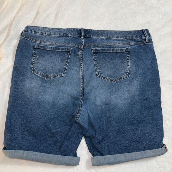 24 torrid denim distressed Bermuda shorts - Picture 3 of 3